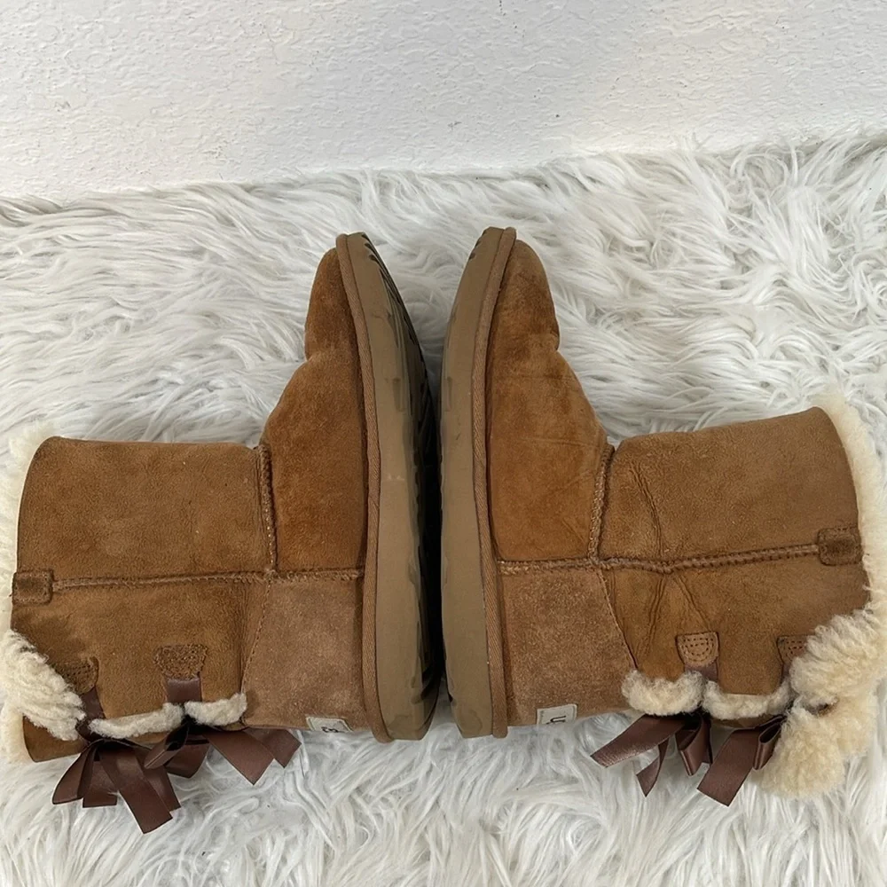 UGG BAILEY BOW II KIDS BOOTS CHESTNUT SIZE 4 - Picture 7 of 13